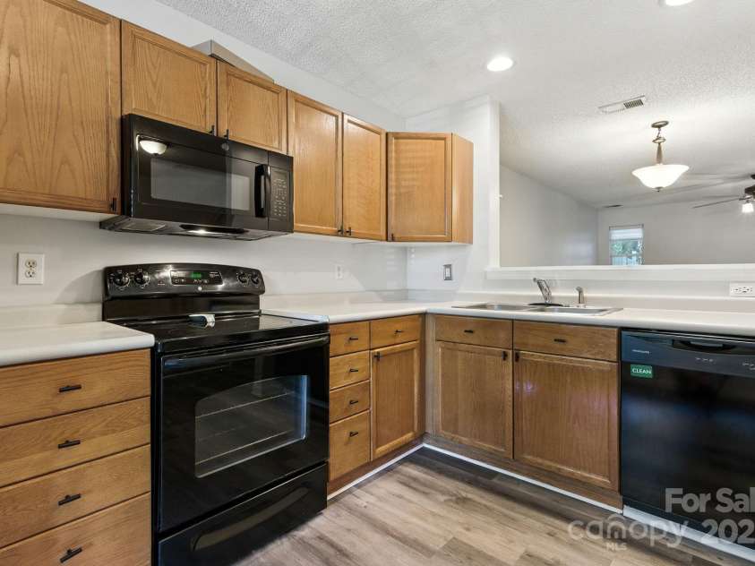 7553 Petrea Lane, Charlotte, NC 28227.  MLS# CAR4301006, YatesRealty ID 41629. Kitchen