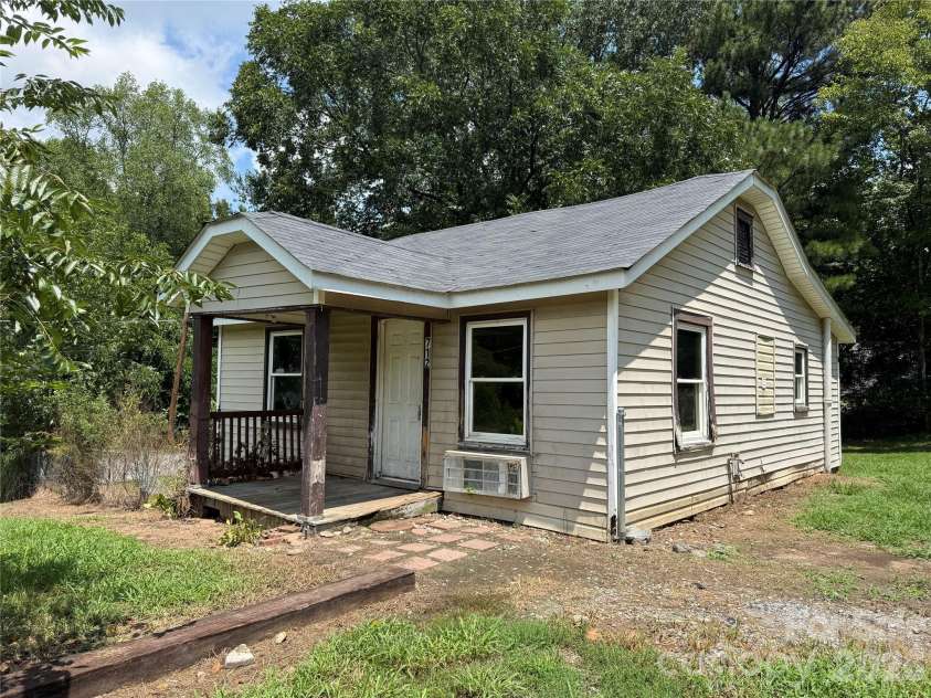 712 Myrtle Street, Gastonia, NC 28052.  MLS# CAR4410939, YatesRealty ID 41633. 