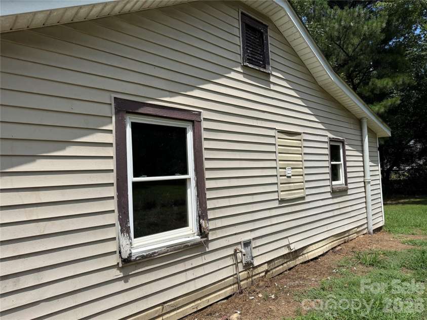 712 Myrtle Street, Gastonia, NC 28052.  MLS# CAR4410939, YatesRealty ID 41633. 