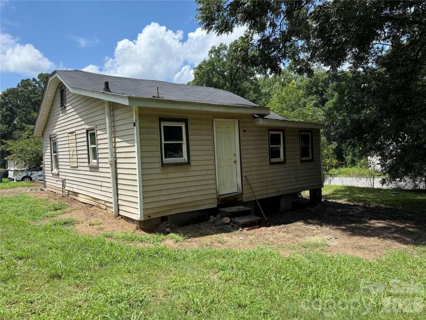 712 Myrtle Street, Gastonia, NC 28052.  MLS# CAR4410939, YatesRealty ID 41633. 