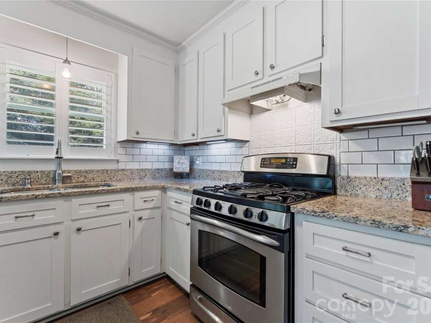 505 Amon Lane, Pineville, NC 28134.  MLS# CAR4407845, YatesRealty ID 41635. Kitchen w/Gas Range
