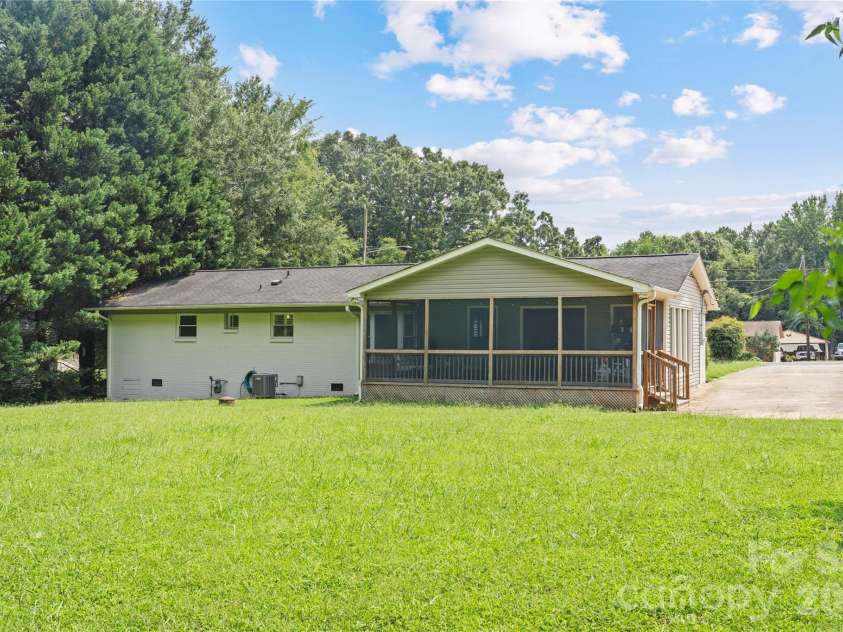 505 Amon Lane, Pineville, NC 28134.  MLS# CAR4407845, YatesRealty ID 41635. Yard