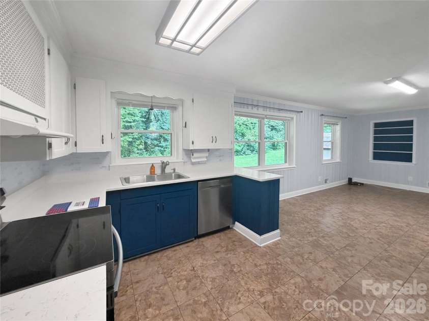 501 Rhodes Avenue, Kings Mountain, NC 28086.  MLS# CAR4408076, YatesRealty ID 41638. 
