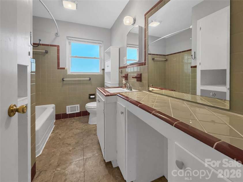 501 Rhodes Avenue, Kings Mountain, NC 28086.  MLS# CAR4408076, YatesRealty ID 41638. Hall Bath