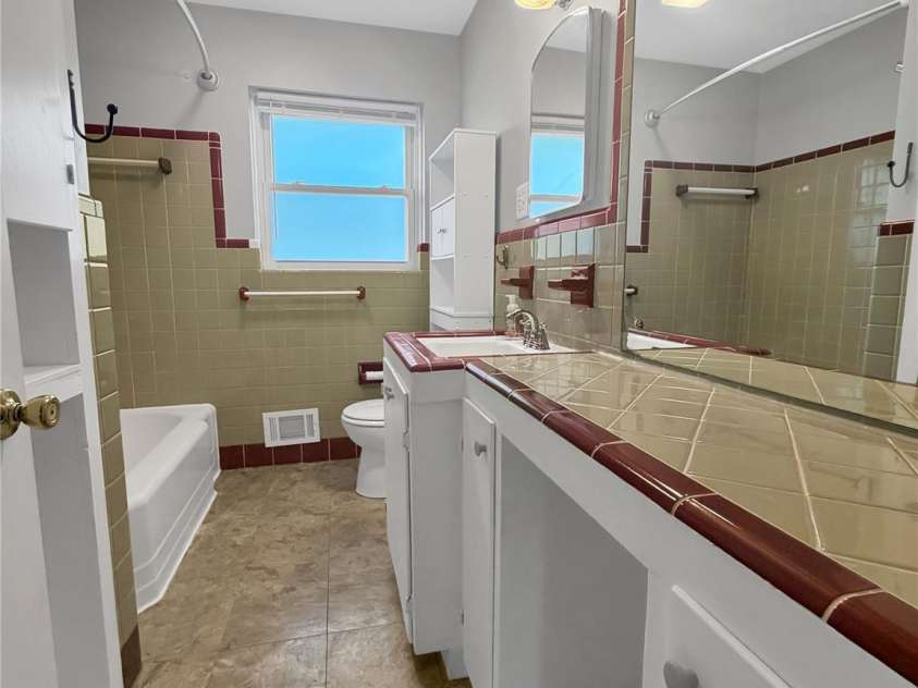 501 Rhodes Avenue, Kings Mountain, NC 28086.  MLS# CAR4408076, YatesRealty ID 41638. Hall Bath