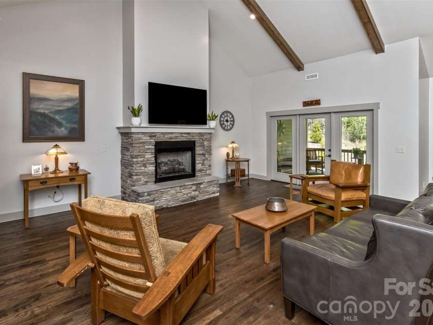 157 Copper Valley Lane, Hendersonville, NC 28739.  MLS# CAR4401396, YatesRealty ID 41639. Expansive Great Room