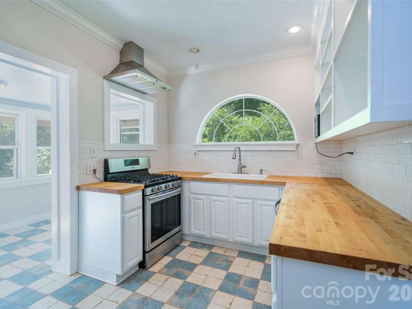 76 Starnes Cove Road, Asheville, NC 28806.  MLS# CAR4406015, YatesRealty ID 41642. 