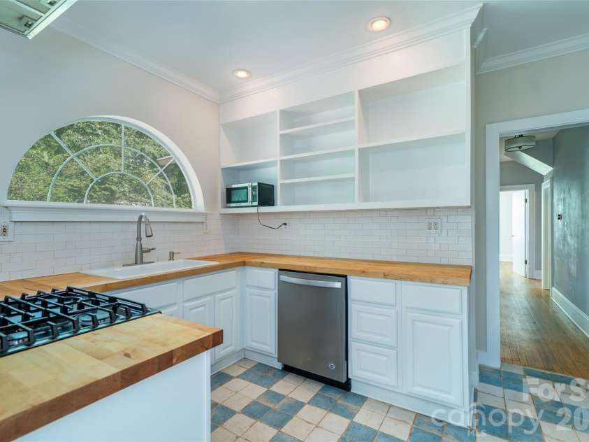 76 Starnes Cove Road, Asheville, NC 28806.  MLS# CAR4406015, YatesRealty ID 41642. 