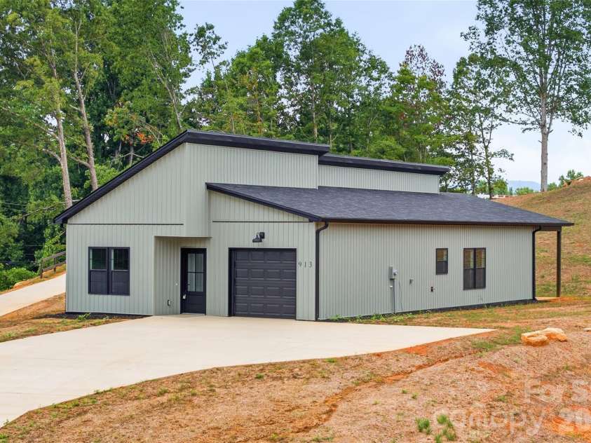 913 Overlook Drive, Lenoir, NC 28645.  MLS# CAR4405017, YatesRealty ID 41643. 