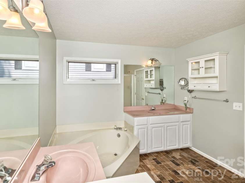 100 Titleist Way, Hendersonville, NC 28739.  MLS# CAR4407640, YatesRealty ID 41644. 
