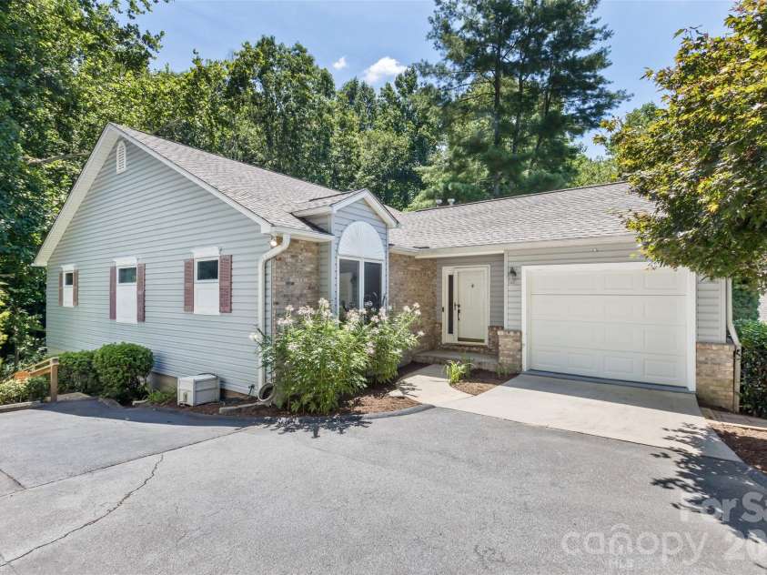 100 Titleist Way, Hendersonville, NC 28739.  MLS# CAR4407640, YatesRealty ID 41644. Great setting