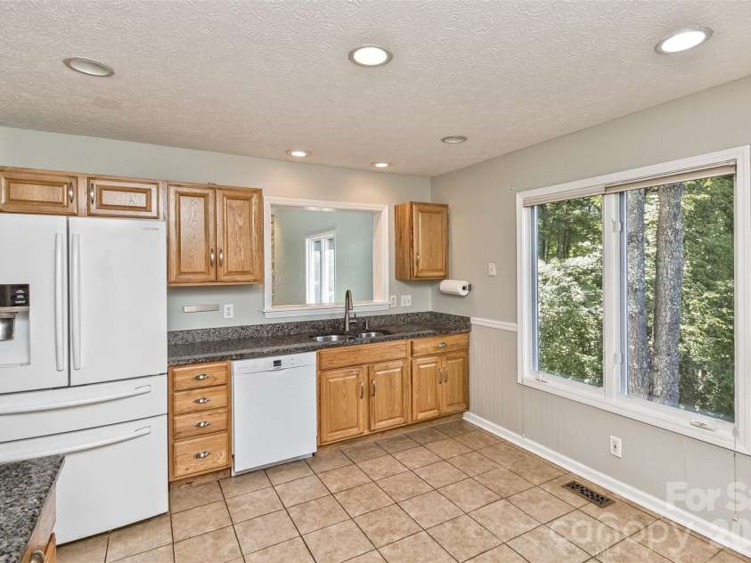 100 Titleist Way, Hendersonville, NC 28739.  MLS# CAR4407640, YatesRealty ID 41644. Kitchen