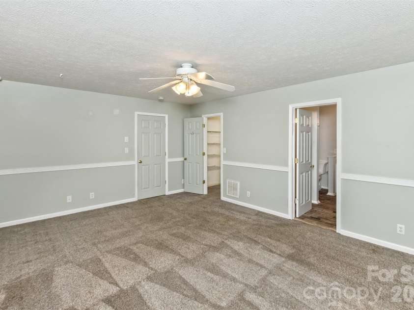 100 Titleist Way, Hendersonville, NC 28739.  MLS# CAR4407640, YatesRealty ID 41644. Primary BR