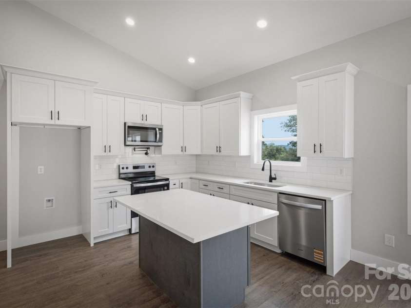 917 Overlook Drive, Lenoir, NC 28645.  MLS# CAR4405021, YatesRealty ID 41645. 