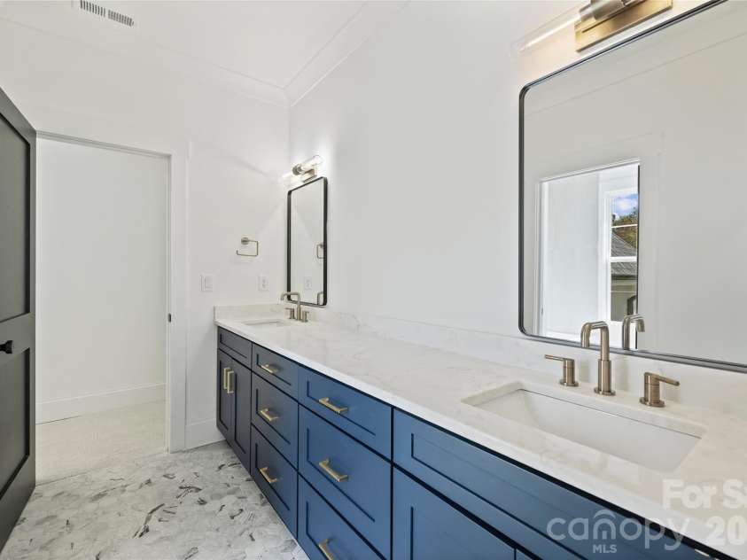 5014 Ohm Lane, Charlotte, NC 28270.  MLS# CAR4411173, YatesRealty ID 41646. Jack and Jill bath