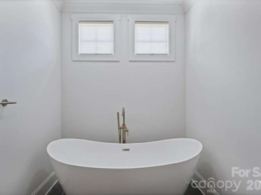 5014 Ohm Lane, Charlotte, NC 28270.  MLS# CAR4411173, YatesRealty ID 41646. Soaking tub