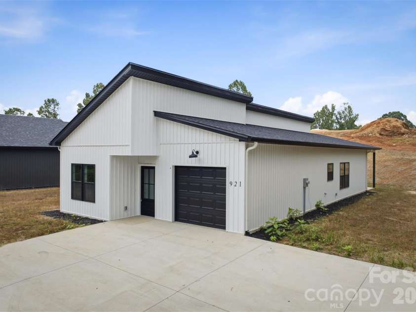921 Overlook Drive, Lenoir, NC 28645.  MLS# CAR4405127, YatesRealty ID 41648. 