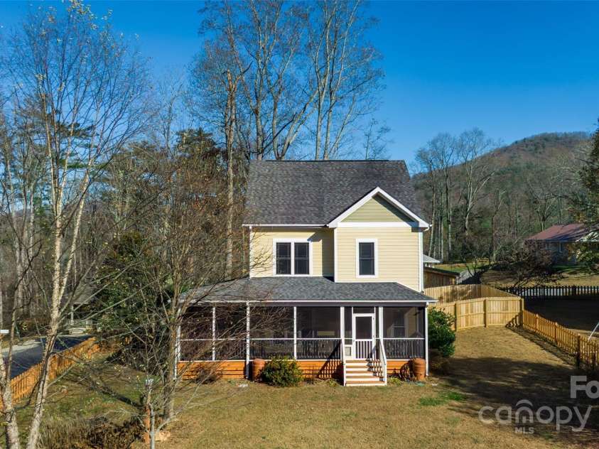 11 Forest Park Lane, Asheville, NC 28803.  MLS# CAR4321973, YatesRealty ID 4165. 