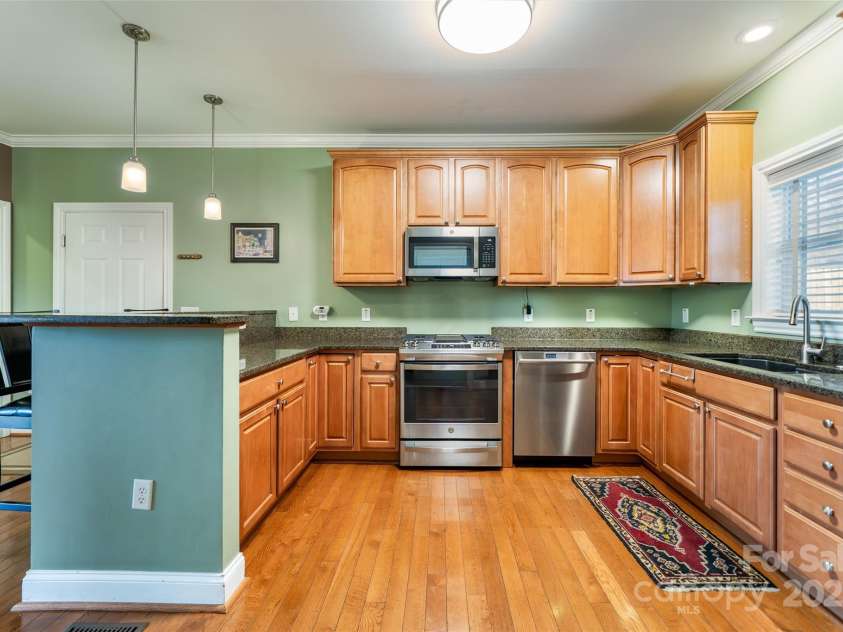 11 Forest Park Lane, Asheville, NC 28803.  MLS# CAR4321973, YatesRealty ID 4165. Kitchen