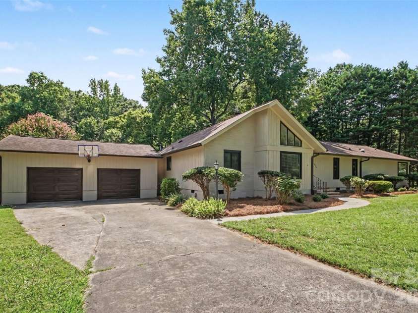 13520 Andulusian Drive, Matthews, NC 28105.  MLS# CAR4409742, YatesRealty ID 41651. Welcome home.