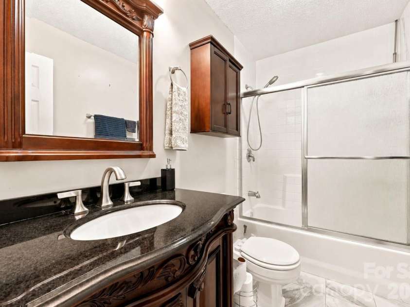199 Bethlehem Manufacturing Lane, Hickory, NC 28601.  MLS# CAR4406517, YatesRealty ID 41654. Main Full Bathroom
