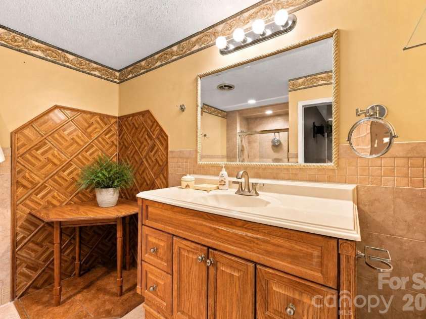 199 Bethlehem Manufacturing Lane, Hickory, NC 28601.  MLS# CAR4406517, YatesRealty ID 41654. Primary Bathroom