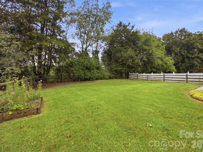 325 Dutchmans Meadow Drive, Mount Holly, NC 28120.  MLS# CAR4404931, YatesRealty ID 41658. 