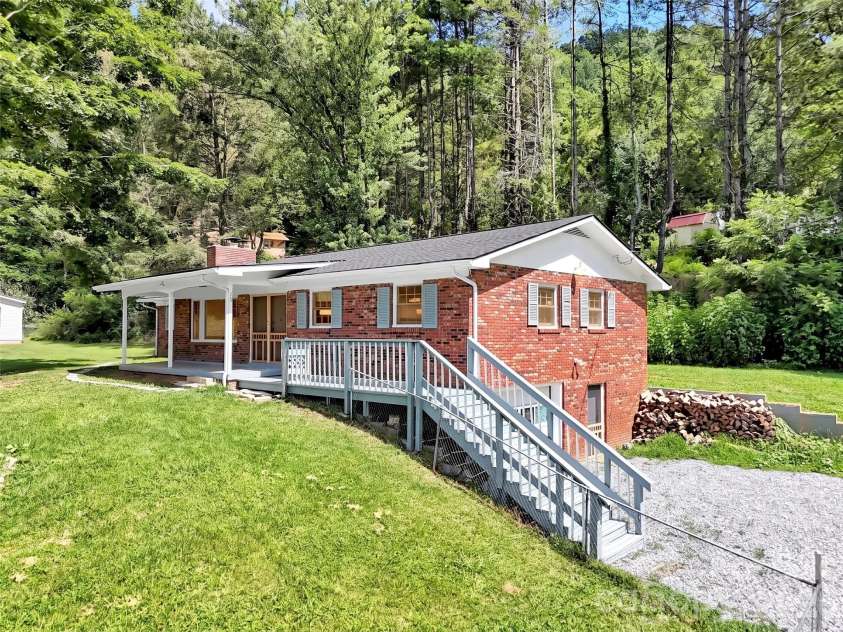 70 Iris Lane, Canton, NC 28716.  MLS# CAR4406779, YatesRealty ID 41659. 