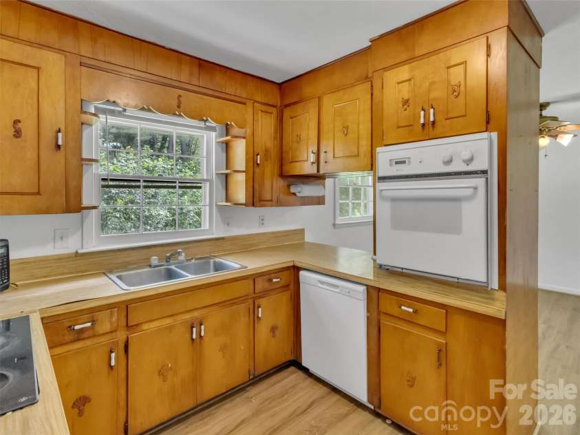 70 Iris Lane, Canton, NC 28716.  MLS# CAR4406779, YatesRealty ID 41659. 