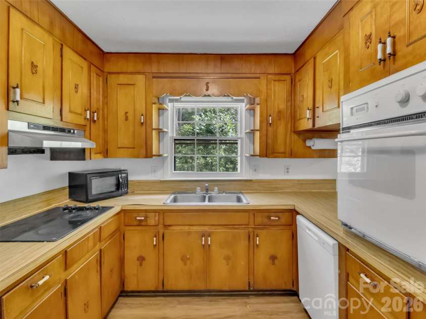 70 Iris Lane, Canton, NC 28716.  MLS# CAR4406779, YatesRealty ID 41659. 