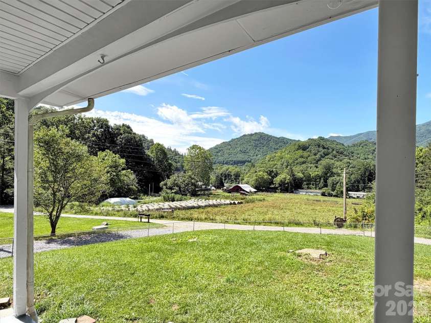 70 Iris Lane, Canton, NC 28716.  MLS# CAR4406779, YatesRealty ID 41659. 