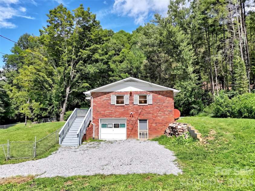 70 Iris Lane, Canton, NC 28716.  MLS# CAR4406779, YatesRealty ID 41659. 