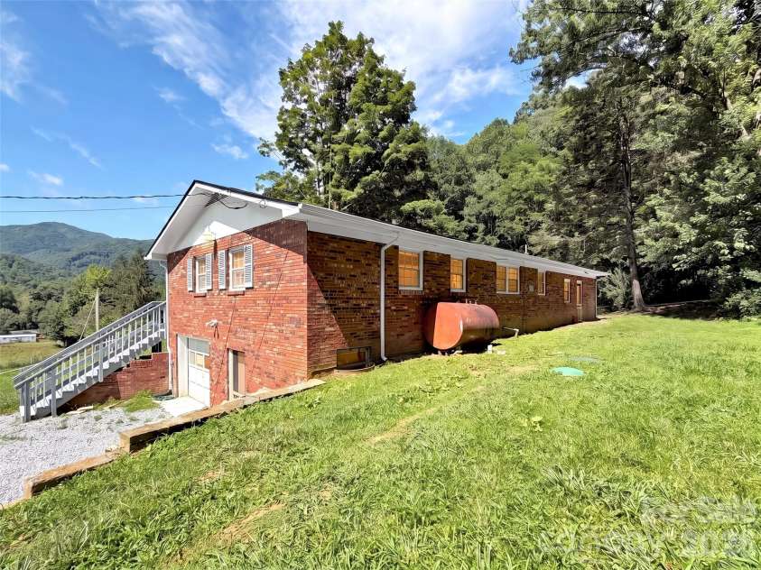 70 Iris Lane, Canton, NC 28716.  MLS# CAR4406779, YatesRealty ID 41659. 