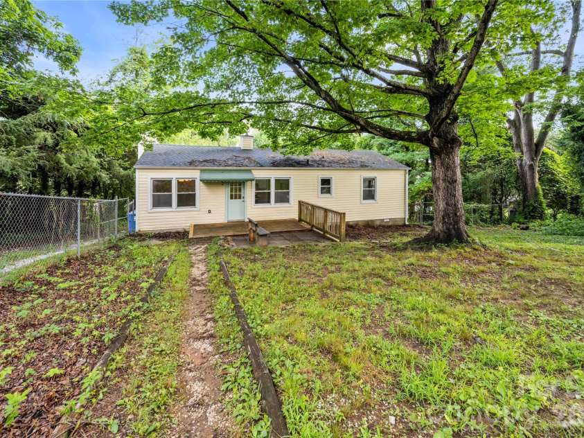 107 Wilshire Drive, Asheville, NC 28806.  MLS# CAR4395631, YatesRealty ID 41664. 