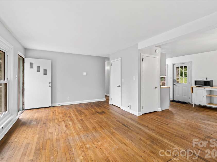 107 Wilshire Drive, Asheville, NC 28806.  MLS# CAR4395631, YatesRealty ID 41664. 