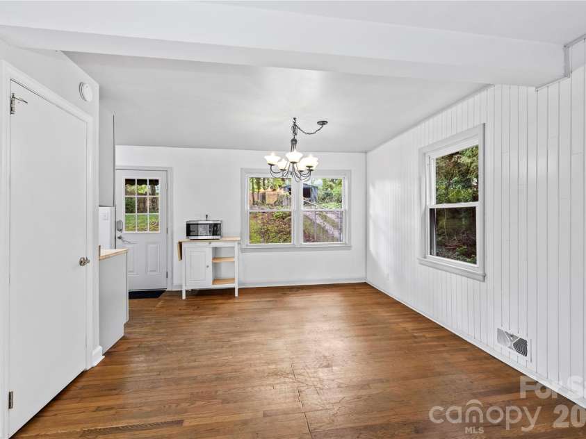 107 Wilshire Drive, Asheville, NC 28806.  MLS# CAR4395631, YatesRealty ID 41664. 
