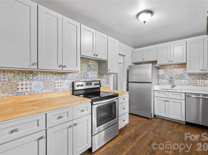 107 Wilshire Drive, Asheville, NC 28806.  MLS# CAR4395631, YatesRealty ID 41664. 