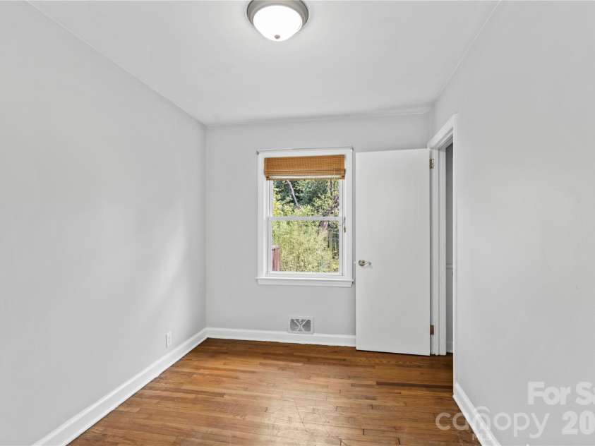 107 Wilshire Drive, Asheville, NC 28806.  MLS# CAR4395631, YatesRealty ID 41664. 