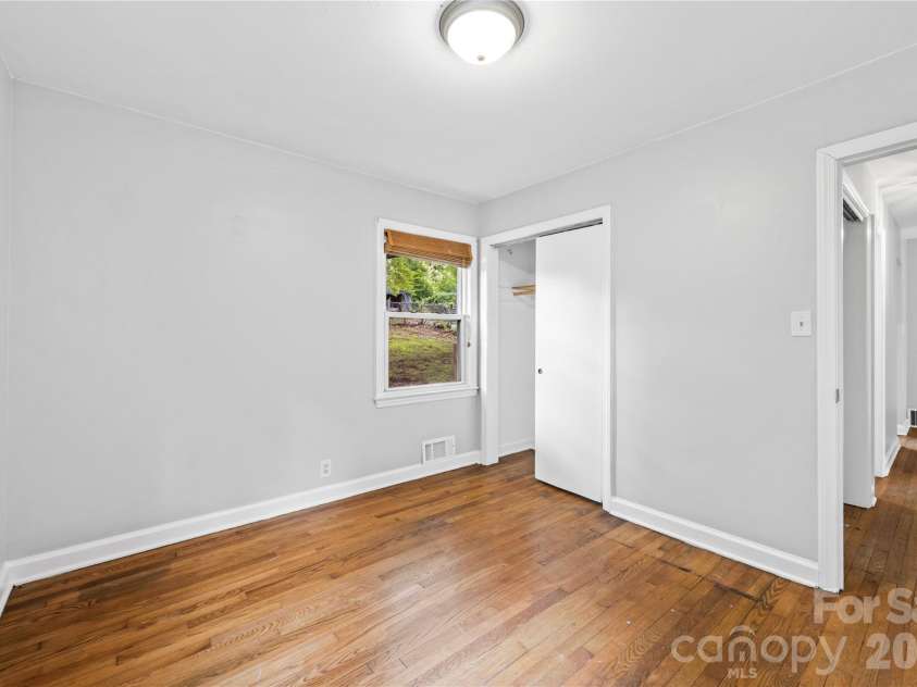 107 Wilshire Drive, Asheville, NC 28806.  MLS# CAR4395631, YatesRealty ID 41664. 