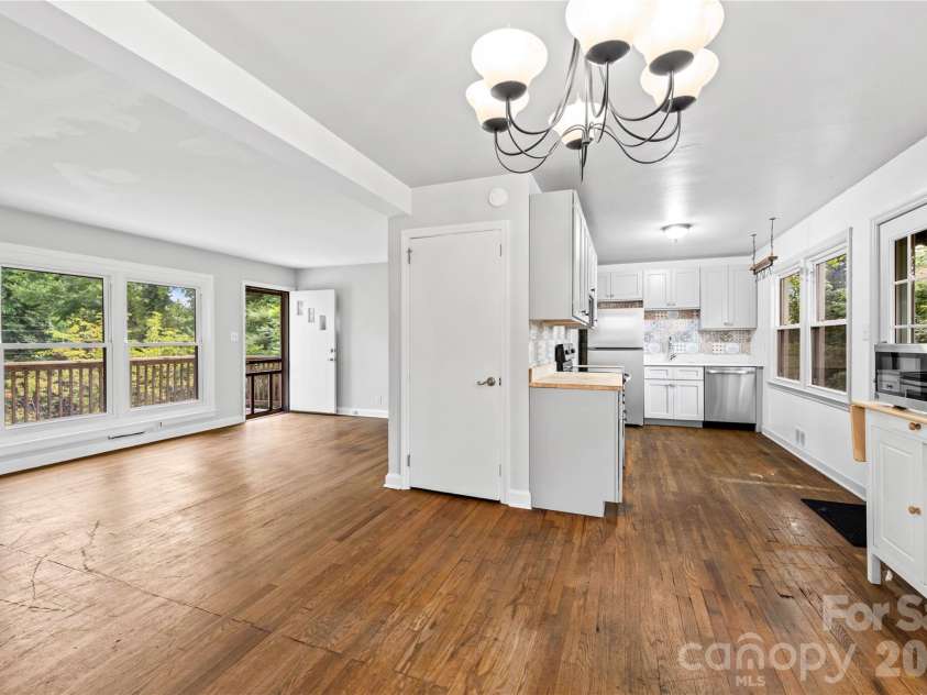 107 Wilshire Drive, Asheville, NC 28806.  MLS# CAR4395631, YatesRealty ID 41664. 