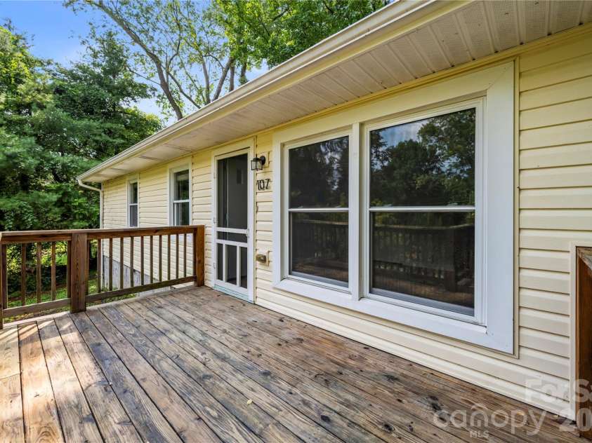 107 Wilshire Drive, Asheville, NC 28806.  MLS# CAR4395631, YatesRealty ID 41664. 