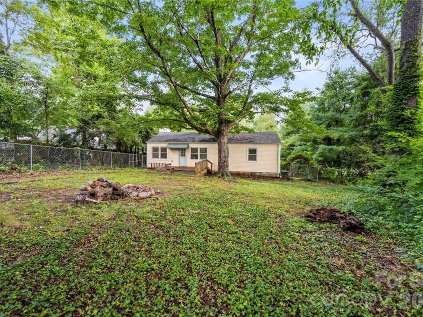 107 Wilshire Drive, Asheville, NC 28806.  MLS# CAR4395631, YatesRealty ID 41664. 