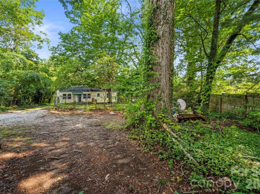 107 Wilshire Drive, Asheville, NC 28806.  MLS# CAR4395631, YatesRealty ID 41664. 
