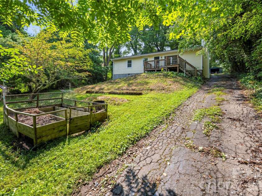 107 Wilshire Drive, Asheville, NC 28806.  MLS# CAR4395631, YatesRealty ID 41664. 