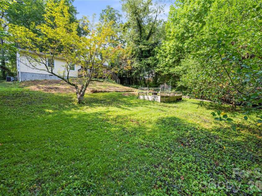 107 Wilshire Drive, Asheville, NC 28806.  MLS# CAR4395631, YatesRealty ID 41664. 