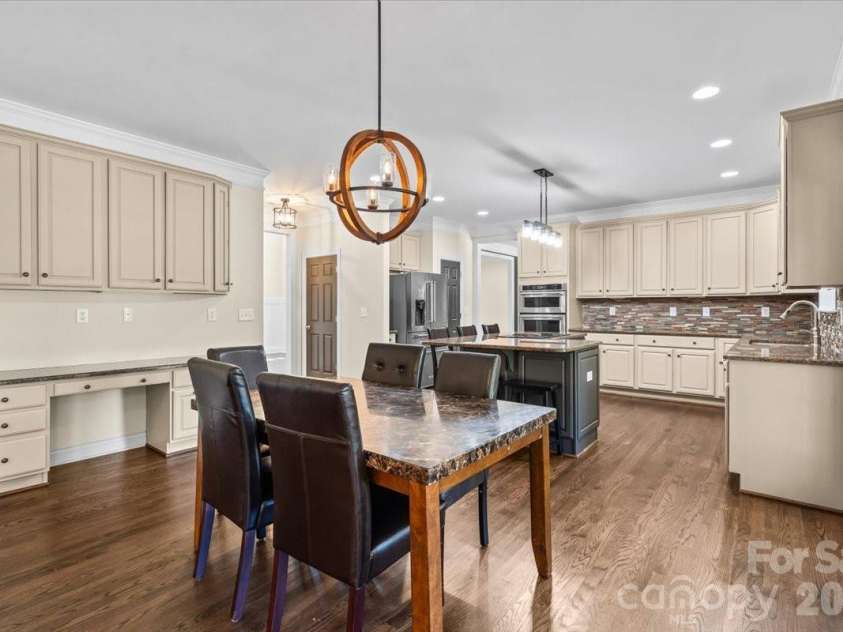 109 Pauls Lane, Mooresville, NC 28117.  MLS# CAR4410100, YatesRealty ID 41665. Breakfast area