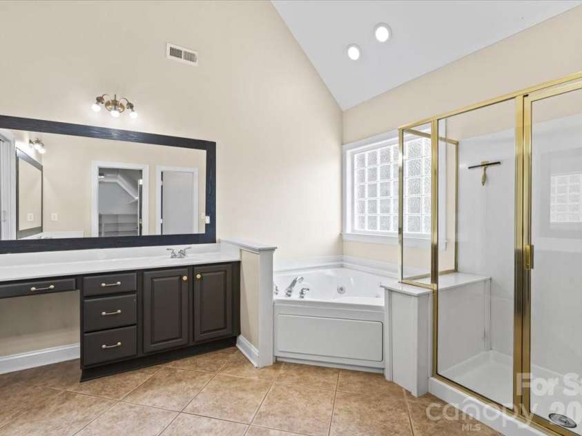 109 Pauls Lane, Mooresville, NC 28117.  MLS# CAR4410100, YatesRealty ID 41665. This primary has two separate vanities