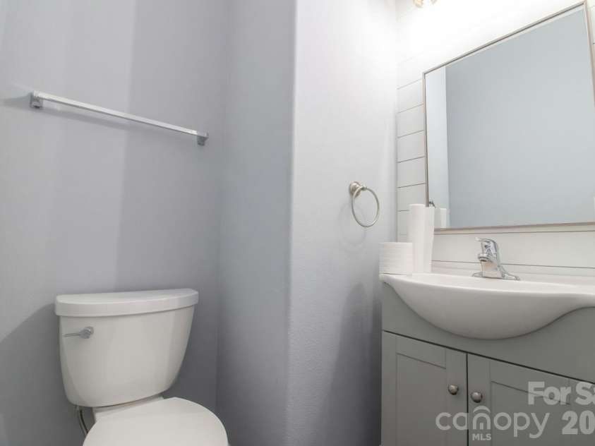 1573 Wilburn Park Lane, Charlotte, NC 28269.  MLS# CAR4407565, YatesRealty ID 41668. Half bathroom