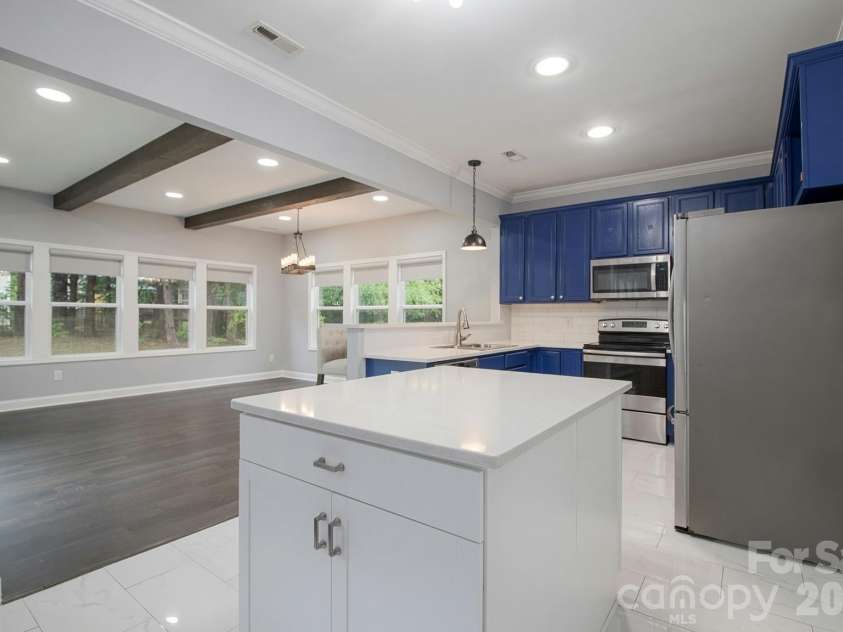 1573 Wilburn Park Lane, Charlotte, NC 28269.  MLS# CAR4407565, YatesRealty ID 41668. Kitchen / Dining room