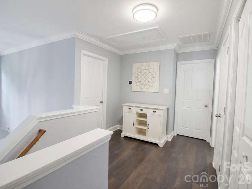 1573 Wilburn Park Lane, Charlotte, NC 28269.  MLS# CAR4407565, YatesRealty ID 41668. Upper level hallway